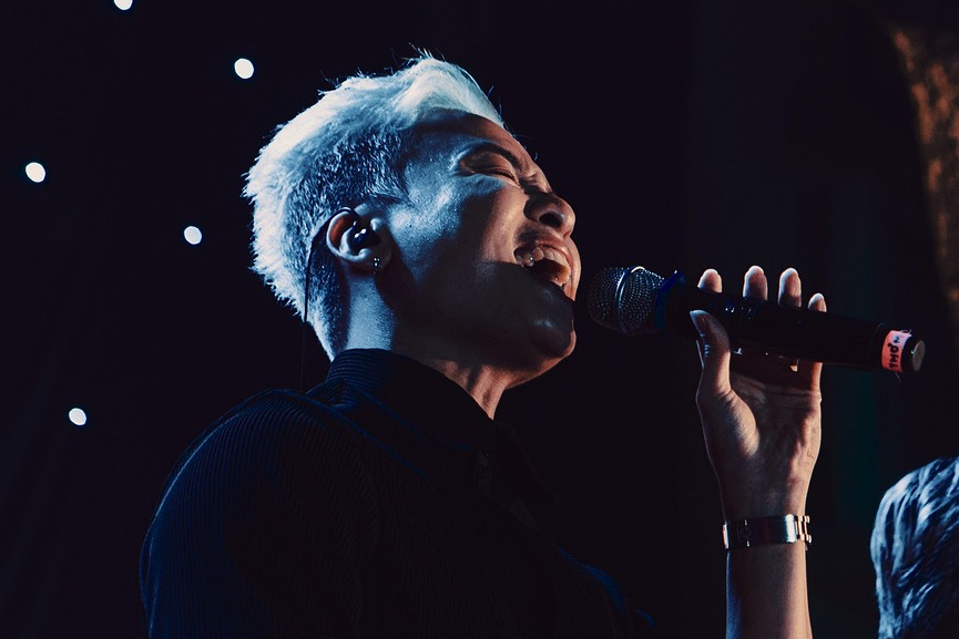 Duet wedding singers with microphone